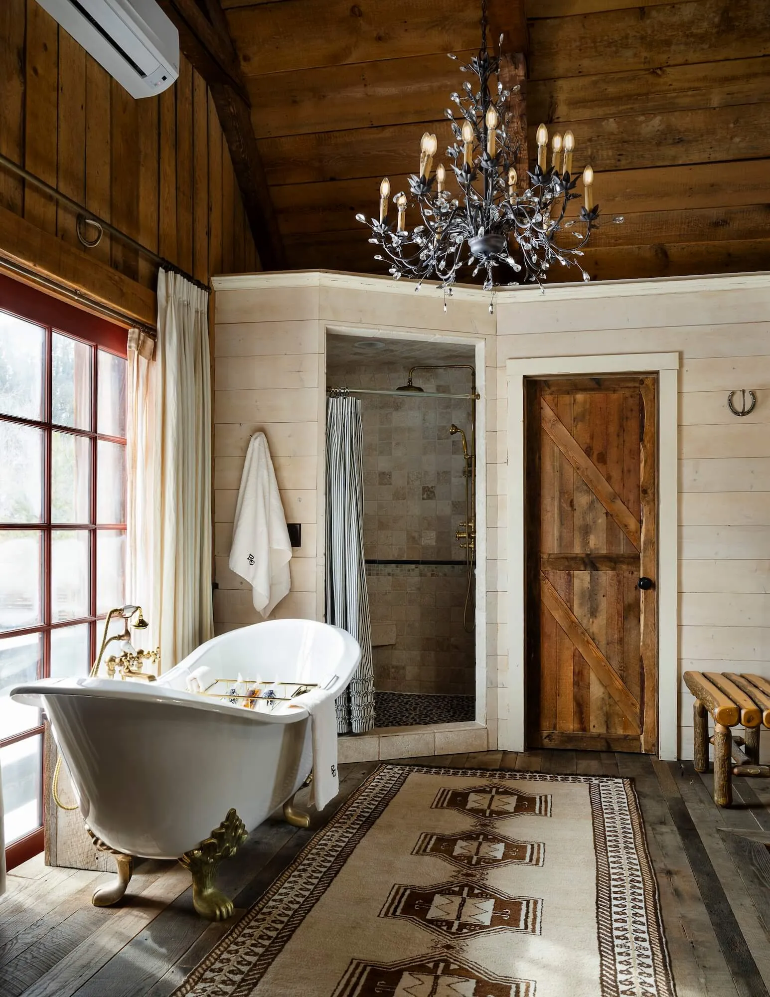 Loft accommodation bath tub with chandelier